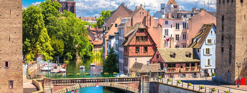 Week-end en Alsace en Amoureux Week-end en Alsace en amoureux, Vue panoramique sur le canal et l'architecture de Strasbourg, Alsace, France